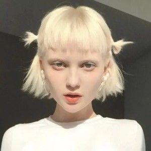 Meet your Posher, Claudia